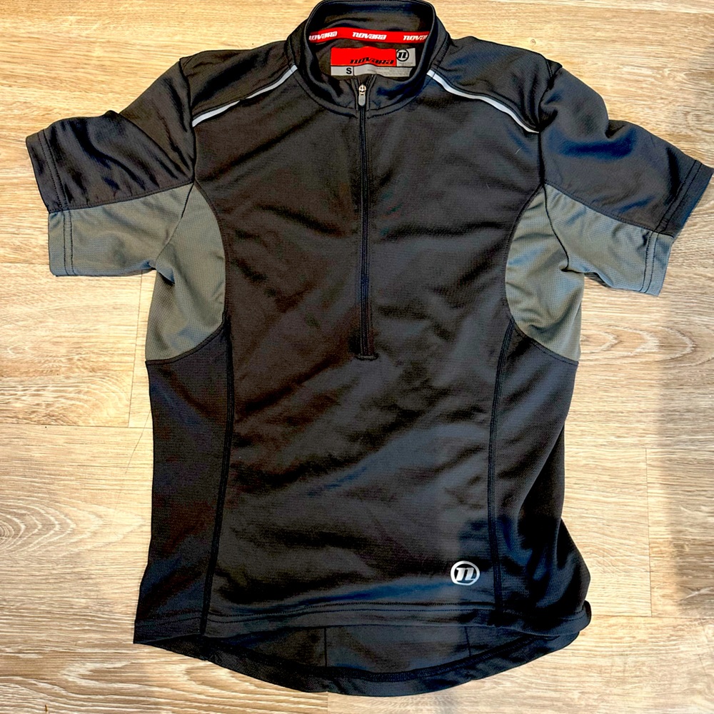 Novara men’s cycling shirt, size small.